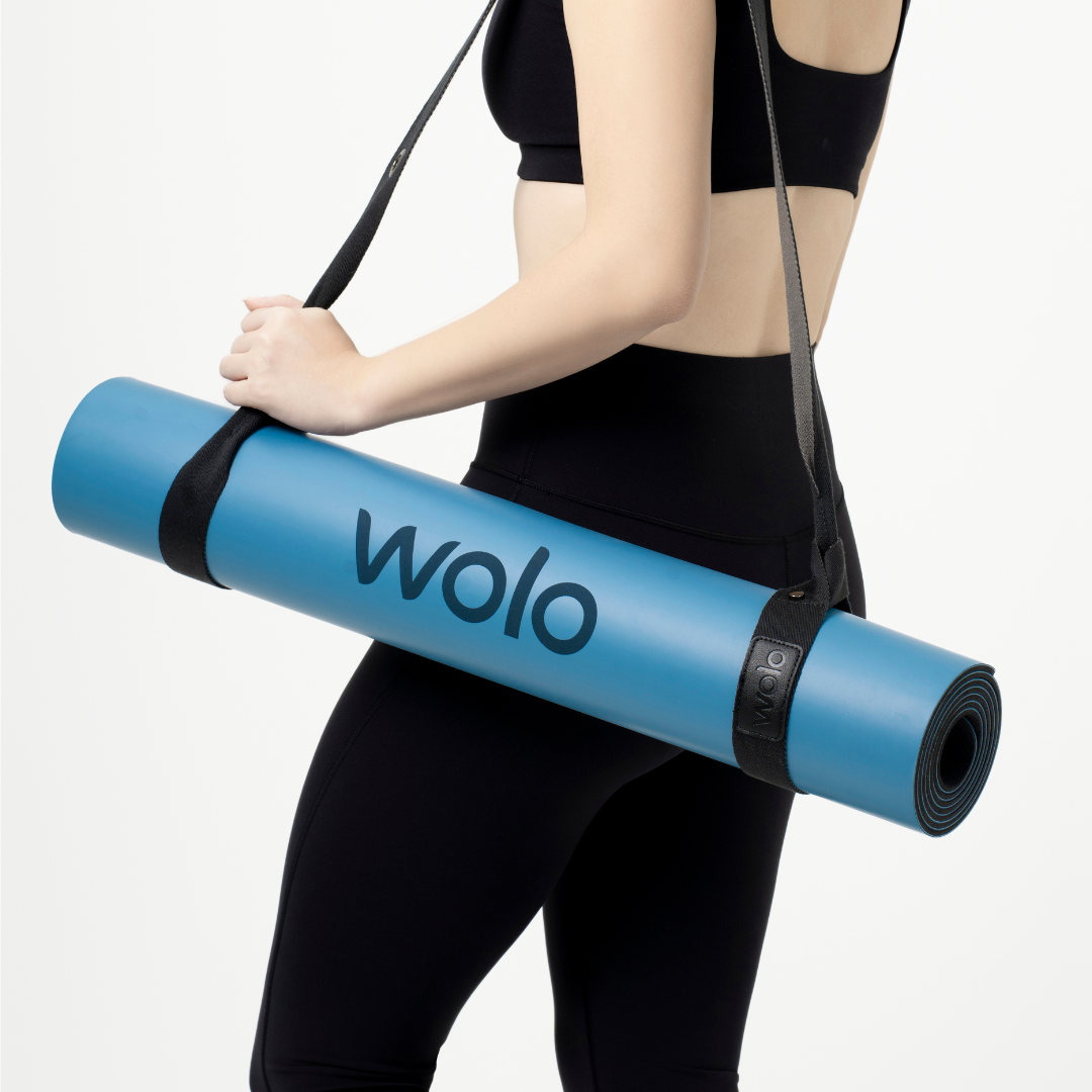 lady carry a blue yoga mat with ash grey yoga mat strap#color_ash grey